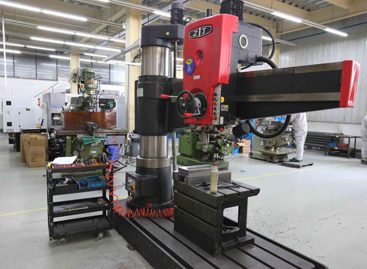 深孔钻削（如顶针孔）的同轴度如何保证？