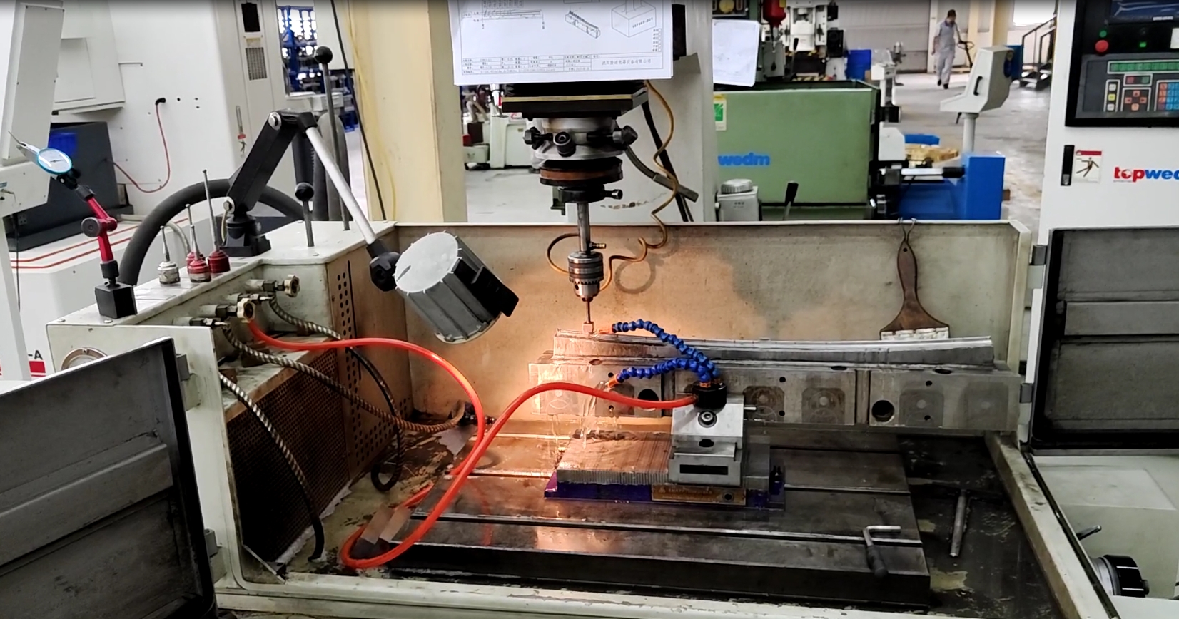 高硬度淬火钢电火花加工时的电极材料选型：关键因素与优化策略
